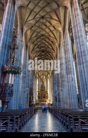 DINKELSBÜHL, DEUTSCHLAND, 27. JULI 2020: Innenraum des Doms Stockfoto