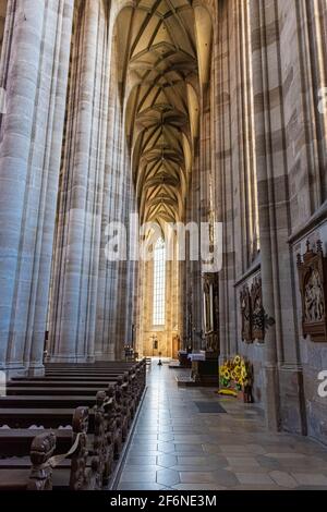 DINKELSBÜHL, DEUTSCHLAND, 27. JULI 2020: Innenraum des Doms Stockfoto