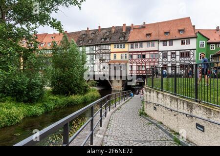 ERFURT, 28. JULI 2020: Die Kramerbrücke, die Kaufmannsbrücke, wird seit über 500 Jahren kontinuierlich bewohnt Stockfoto