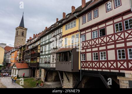 ERFURT, 28. JULI 2020: Die Kramerbrücke, die Kaufmannsbrücke, wird seit über 500 Jahren kontinuierlich bewohnt Stockfoto