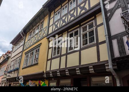 ERFURT, 28. JULI 2020: Die Kramerbrücke, die Kaufmannsbrücke, wird seit über 500 Jahren kontinuierlich bewohnt Stockfoto