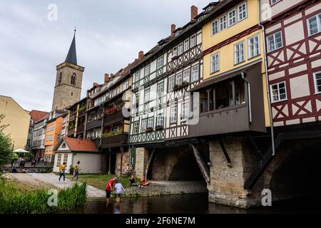 ERFURT, 28. JULI 2020: Die Kramerbrücke, die Kaufmannsbrücke, wird seit über 500 Jahren kontinuierlich bewohnt Stockfoto