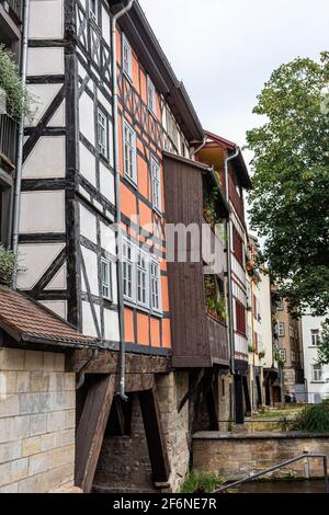 ERFURT, 28. JULI 2020: Die Kramerbrücke, die Kaufmannsbrücke, wird seit über 500 Jahren kontinuierlich bewohnt Stockfoto