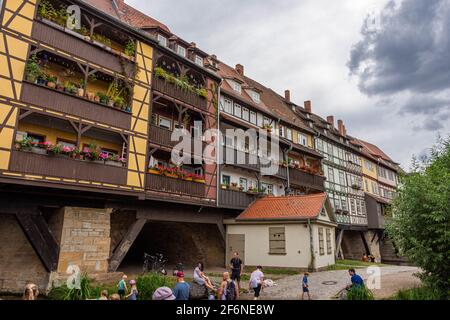 ERFURT, 28. JULI 2020: Die Kramerbrücke, die Kaufmannsbrücke, wird seit über 500 Jahren kontinuierlich bewohnt Stockfoto