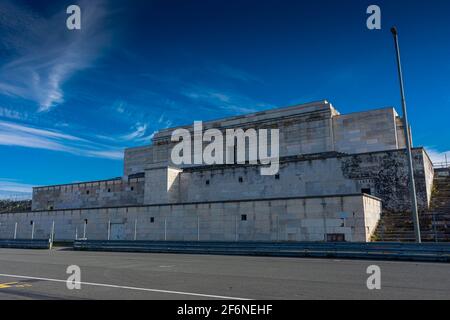 NÜRNBERG, 28. JULI 2020: Überreste der Zeppelinfeld-Tribüne in Nürnberg. Es ist die Tribüne, von der Adolf Hitler Spee machte Stockfoto