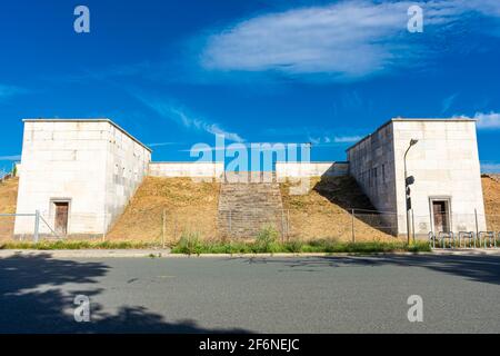 NÜRNBERG, 28. JULI 2020: Überreste der Zeppelinfeld-Tribüne in Nürnberg. Es ist die Tribüne, von der Adolf Hitler Spee machte Stockfoto