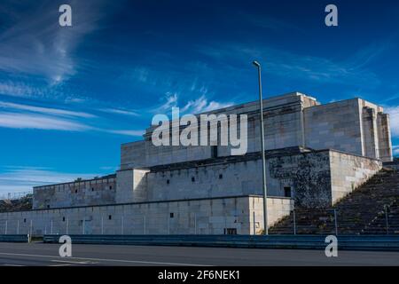 NÜRNBERG, 28. JULI 2020: Überreste der Zeppelinfeld-Tribüne in Nürnberg. Es ist die Tribüne, von der Adolf Hitler Spee machte Stockfoto