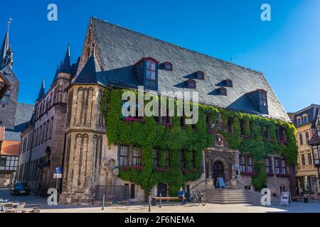 QUEDLINBURG, 28. JULI 2020: Das atemberaubende Rathaus auf dem Marktplatz Stockfoto