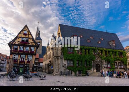 QUEDLINBURG, 28. JULI 2020: Schöner Marktplatz mit Fachwerkhäusern in der Dämmerung Stockfoto