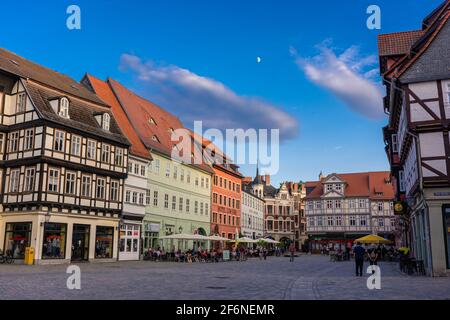 QUEDLINBURG, 28. JULI 2020: Schöner Marktplatz mit Fachwerkhäusern in der Dämmerung Stockfoto