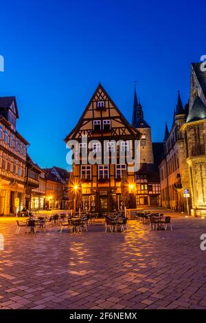 QUEDLINBURG, 28. JULI 2020: Schöner Marktplatz mit Fachwerkhäusern in der Dämmerung Stockfoto