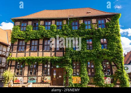 QUEDLINBURG, DEUTSCHLAND, 28. JULI 2020: Beeindruckendes Gebäude in der Innenstadt Stockfoto