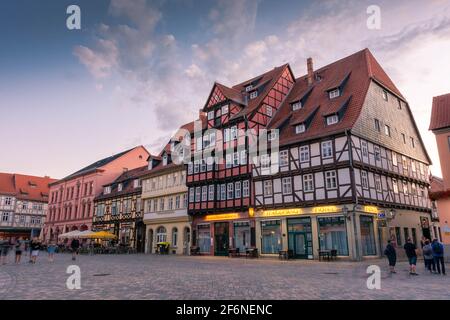 QUEDLINBURG, 28. JULI 2020: Schöner Marktplatz mit Fachwerkhäusern in der Dämmerung Stockfoto