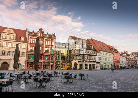 QUEDLINBURG, 28. JULI 2020: Schöner Marktplatz mit Fachwerkhäusern in der Dämmerung Stockfoto