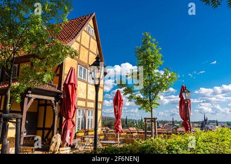 QUEDLINBURG, DEUTSCHLAND, 28. JULI 2020: Schöne Bar im historischen Zentrum mit Panoramablick Stockfoto