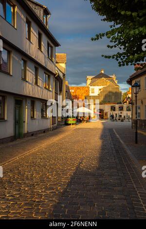 QUEDLINBURG, DEUTSCHLAND, 28. JULI 2020: Schöner Blick auf die Straße mit dem Licht des Sonnenuntergangs Stockfoto