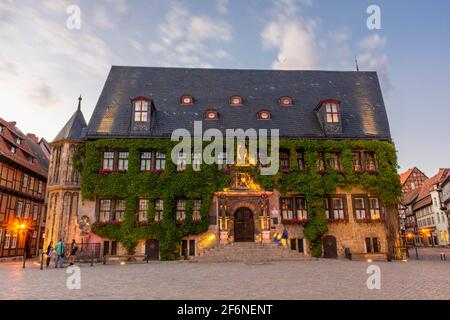 QUEDLINBURG, 28. JULI 2020: Das atemberaubende Rathaus auf dem Marktplatz Stockfoto