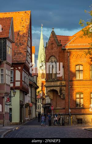 QUEDLINBURG, DEUTSCHLAND, 28. JULI 2020: Schöner Blick auf die Straße mit dem Licht des Sonnenuntergangs Stockfoto