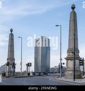 Der Eingang zur Lambeth Bridge, einer Thames River Bridge, von der Südseite in der Nähe von Lambeth gesehen, mit Säulen, die den Millbank Tower in der Ferne umrahmten. Stockfoto