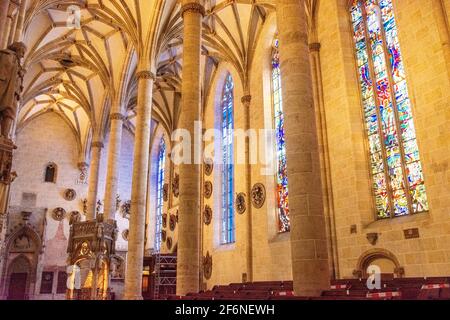 ULM, 7. AUGUST 2020: Innenraum des Ulmer Doms, der höchsten Kirche der Welt Stockfoto