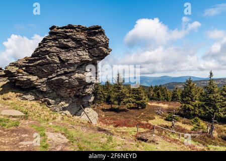 Der nächste Cervena hora Hügel und Medvedska hornatina Bergrücken von Vozka-Gipfel mit isoliertem Felsen in den Jeseniky-Bergen in Tschechische republik Stockfoto