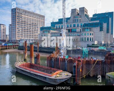 Bauarbeiten für den Thames Tideway-Tunnel, den 'Super Sewer' neben dem SIS-Hauptsitz in Vauxhall, South London. Stockfoto