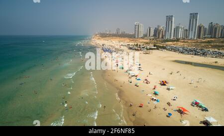 Luftaufnahmen der Küste von Rishon LeZion in Zentralisraelien. Blick nach Norden bat Yam im Hintergrund Stockfoto