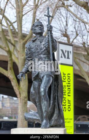 Statue des Schauspielers Laurence Olivier, am Südufer, vor dem Nationaltheater, an dem er mitgewirkt hat. Stockfoto
