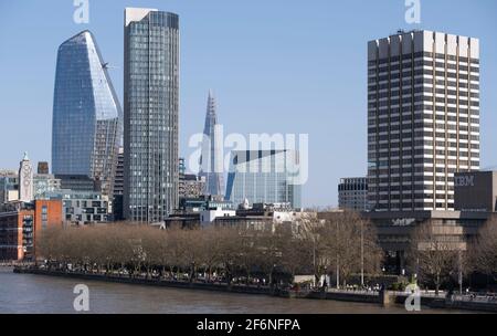 London Skyline von der Waterloo Bridge nach Blackfriars mit IBM Building, Southbank Tower, One Blackfriars, Oxo Tower und dem Shard in der Ferne. Stockfoto