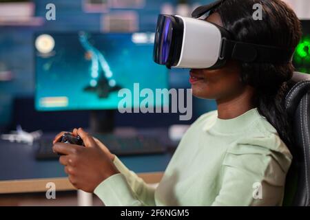 E-Sport-Gamer mit vr-Headset in Live-Wettkämpfen mit schnurloser Steuerung. Virtuelle Weltraum-Shooter-Videospiel-Meisterschaft im Cyberspace, eSport Spieler auf dem pc während Gaming-Turnier. Stockfoto