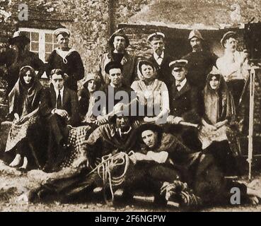 Filmproduktion in Großbritannien vor dem Ersten Weltkrieg. Schauspieler der britischen Firma B & C Films treffen sich 1914 zu einem Fotoshooting. British and Colonial Films war ein britisches Unternehmen, das hauptsächlich Stummfilme in London drehte 1908 -1924. Später im Jahr 1908 wurde die British and Colonial Kinematograph Company 1908 von Albert Henry ('Bert') Bloomfield (ca. 1882–1933) & John Benjamin ('Mac') McDowell (1878–1954) gegründet. Sie operieren von einem gemieteten Keller im Zentrum von London aus und verwendeten nur eine Kamera und entwickelten die Negative in McDowells Haus. Später zogen sie in ihr eigenes Studio im Newstead House, East Finchley, London. Stockfoto