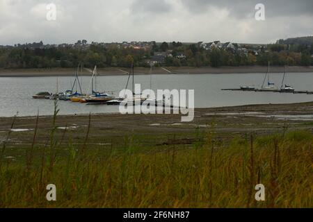 Blick vom deutschen See Moehnesee mit winzigen Booten Stockfoto