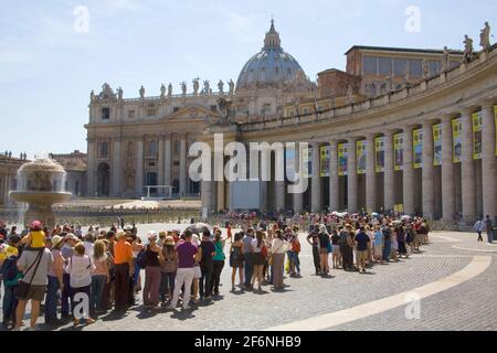 Touristen stehen Schlange, um den Petersplatz und den vatikan zu betreten In rom Stockfoto