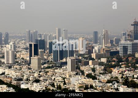 Tel Aviv, Israel Skyline von Norden gesehen Stockfoto