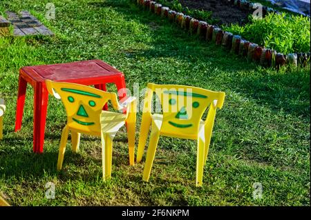 Kinderplastikmöbel im Garten, Frühling Stockfoto