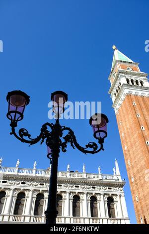 Nahaufnahme einer Laterne und eines Turms auf dem Markusplatz in Venedig Italien Stockfoto