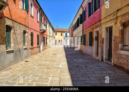 Schöne Fußgängerzone mit der typischen Architektur von Murano Italien Stockfoto