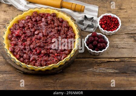 Schritt 2. Vor dem Backen. Mit Preiselbeere und Kirschfüllung ausgelegt. Hausgemachter Kuchen. Kuchen aus Teig mit Sternen. Essen für den 4th. Juli USA Independence Day. American Pie. Berry offen, runde Tarte. DIY Stockfoto