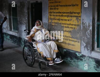 Kalkutta, Indien. April 2021. Die westbengalische Chefministerin Mamata Banerjee wartet während der zweiten Phase der westbengalischen Parlamentswahlen in Boyal in Nandigram am 1. April 2021 in einem Poling-Bahnhof. (Foto von Dipa Chakraborty/Pacific Press) Quelle: Pacific Press Media Production Corp./Alamy Live News Stockfoto