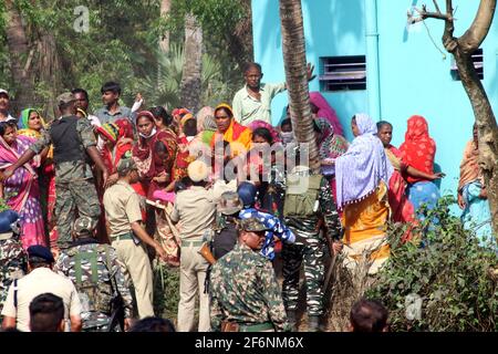 Kalkutta, Indien. 01. Apr 2021. Village erhebt eine Parole gegen die westbengalische Chefministerin Mamata Banerjee, die während der zweiten Phase der westbengalischen Parlamentswahlen in Boyal in Nandigram am 1. April 2021 in einem Poling-Bahnhof wartet. (Foto von Dipa Chakraborty/Pacific Press) Quelle: Pacific Press Media Production Corp./Alamy Live News Stockfoto