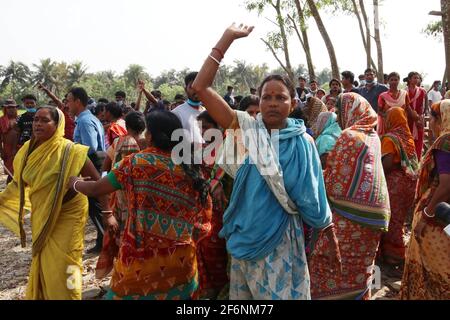 Kalkutta, Indien. 01. Apr 2021. Village erhebt eine Parole gegen die westbengalische Chefministerin Mamata Banerjee, die während der zweiten Phase der westbengalischen Parlamentswahlen in Boyal in Nandigram am 1. April 2021 in einem Poling-Bahnhof wartet. (Foto von Dipa Chakraborty/Pacific Press) Quelle: Pacific Press Media Production Corp./Alamy Live News Stockfoto