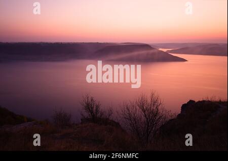 Sonnenuntergang Blick auf die Bakota Bay mit rosa Himmel in der Abenddämmerung. Das Hotel liegt an der Stelle des alten Dorfes, das überflutet wurde, nachdem große Wasserkraftwerk auf Dniester gebaut wurde Stockfoto