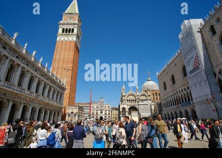 Venedig, Italien - 27. April 2019 : Panoramablick auf den berühmten Markusplatz an einem sonnigen Tag Stockfoto