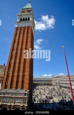 Venedig, Italien - 27. April 2019 : Panoramablick auf den berühmten Markusplatz an einem sonnigen Tag Stockfoto