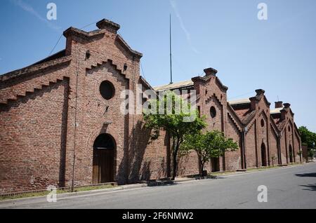 Gebäude des Industriemuseums oder Museo de la Industria Brig. Mein. Juan Ignacio San Martin in Cordoba, Argentinien. Grüner Baum auf dem Hintergrund Stockfoto