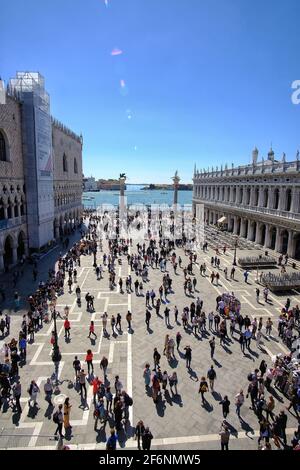 Venedig, Italien - 27. April 2019 : Panoramablick auf den berühmten Markusplatz an einem sonnigen Tag Stockfoto