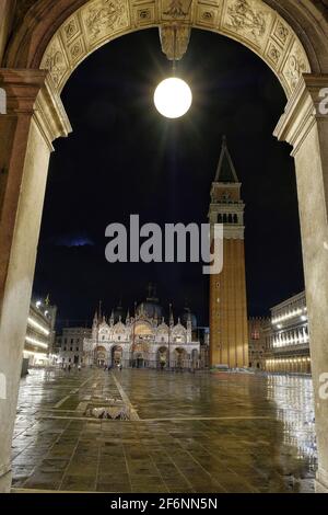 Venedig, Italien - 27. April 2019 : Blick auf eine wunderschöne Reflexion im Wasser des beleuchteten Dogenpalastes in Venedig Italien Stockfoto