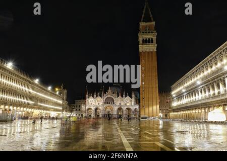 Venedig, Italien - 27. April 2019 : Blick auf eine wunderschöne Reflexion im Wasser des beleuchteten Dogenpalastes in Venedig Italien Stockfoto