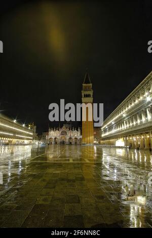 Venedig, Italien - 27. April 2019 : Blick auf eine wunderschöne Reflexion im Wasser des beleuchteten Dogenpalastes in Venedig Italien Stockfoto