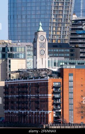 Der OXO-Turm ist ein Art-Deco-Umbau eines ehemaligen Kraftwerks aus den 1920er Jahren, das heute in Apartments, Galerien, Bars und ein Wahrzeichen-Restaurant umgewandelt wurde. Stockfoto